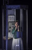 Une femme dans une cabine téléphonique