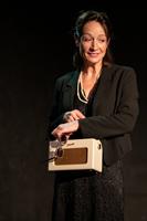 Anne Martinet avec une radio