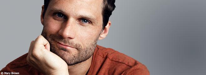 C''est bien simple, toutes ses pièces sont des énormes succès et reçoivent une pluie de Molières. Quatre d''entre elles sont à l''affiche cet été (Edmond par exemple).