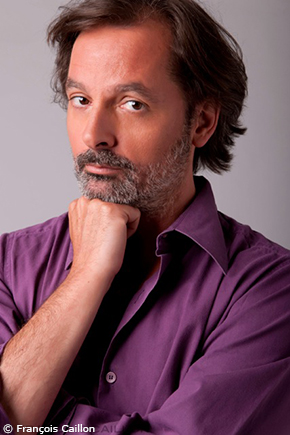 Portrait de Christophe Alévêque en chemise violette