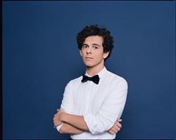 Un imitateur différent !Né en 1984 à Mulhouse, Michaël commence l'