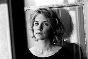 Maëlle Poésy est comédienne, metteur en scène. Elle se forme en Art Dr