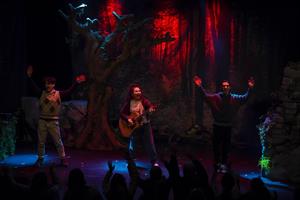 Après 20 ans à conquérir les salles avec son humour décalé et ses musi