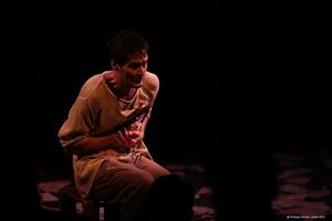 Un homme seul sur scène