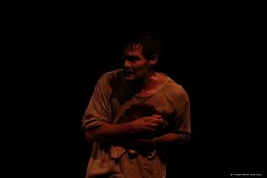 Un homme seul sur scène