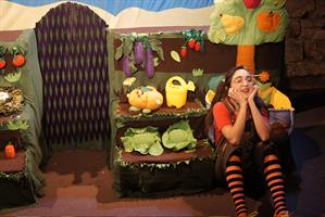 Ce conte, monté de façon très enlevé, ponctué de neuf comptines, amène