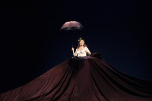 Catherine Frot sur son rocher