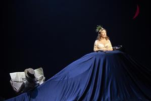 Catherine Frot sur son rocher