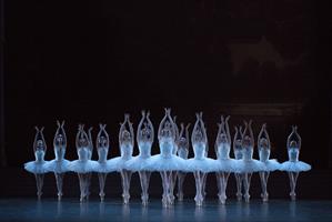 Le Corps de Ballet de l'Opéra dans Le Lac des cygnes