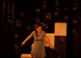 Une femme avec un parapluie