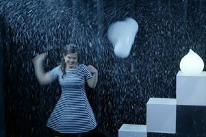 Une femme avec un parapluie