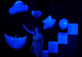 Une femme avec un parapluie