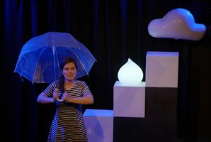 Une femme avec un parapluie