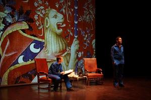 Deux personnes sur scène