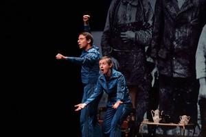 Deux personnes sur scène