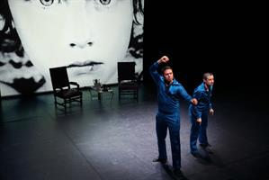 Deux personnes sur scène