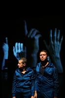 Deux personnes sur scène