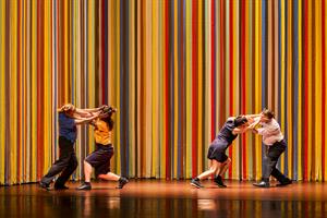 Des corps qui s’évitent, se bousculent, rebondissent pour montrer une 