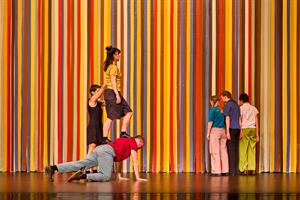 Des corps qui s’évitent, se bousculent, rebondissent pour montrer une 