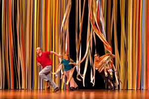 Des corps qui s’évitent, se bousculent, rebondissent pour montrer une 