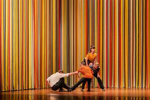 Des corps qui s’évitent, se bousculent, rebondissent pour montrer une 