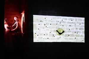 La princesse Aurore se réveille seule dans son château endormi. Saura-