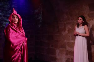 La princesse Aurore se réveille seule dans son château endormi. Saura-