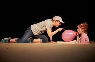 Deux comédiennes jouant des enfants