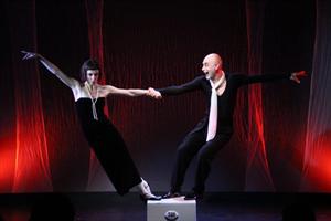 Deux danseurs qui dansent un tango