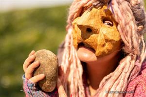 En quête des trésors des civilisations anciennes, qui vénèrent la natu