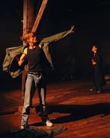 Une nuit, Roberto Zucco s’évade de la prison dans laquelle il a été in