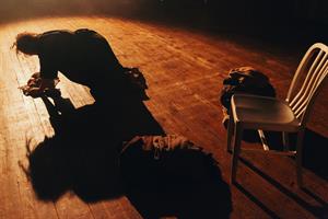 Une nuit, Roberto Zucco s’évade de la prison dans laquelle il a été in