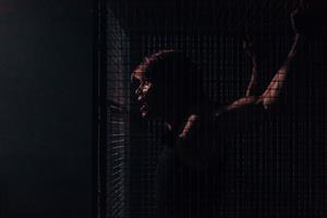 Une nuit, Roberto Zucco s’évade de la prison dans laquelle il a été in