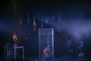 Une nuit, Roberto Zucco s’évade de la prison dans laquelle il a été in