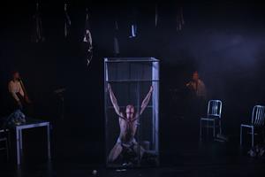 Une nuit, Roberto Zucco s’évade de la prison dans laquelle il a été in