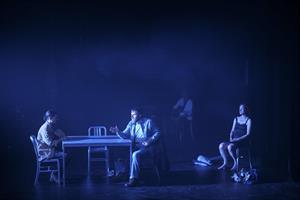 Une nuit, Roberto Zucco s’évade de la prison dans laquelle il a été in