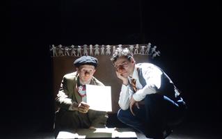 Deux clowns déguisés