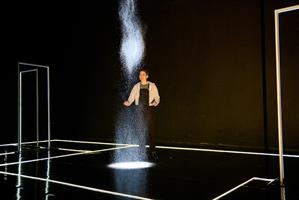 Lene a un grand rêve : aller seule explorer la cave familiale, zone so