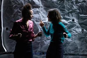 Les deux comédiennes sur scène