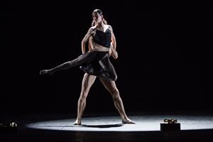 Hannah O'Neill et Hugo Marchand dans Stepping Stones