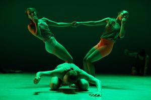 Des danseurs dans une lumière verte