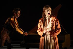 Une femme qui chante