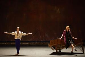 Une femme assise sur le côté