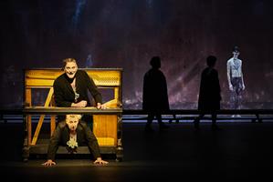 Deux hommes sur le côté dans des boîtes