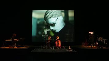 Une histoire d’amour par-delà le périphérique et au-delà des frontière