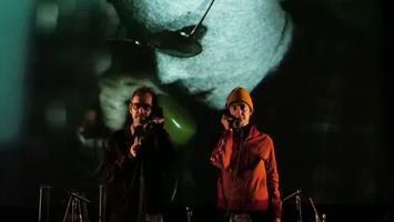 Une histoire d’amour par-delà le périphérique et au-delà des frontière