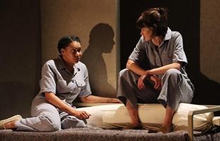 Deux femmes discutent