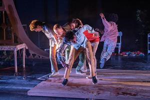 Des hommes qui sautent