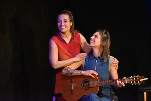 Deux comédiennes sur scène