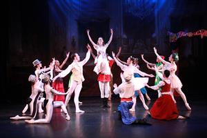 C’est la Veille de Noël, Clara et son frère Fritz se chamaillent: il l